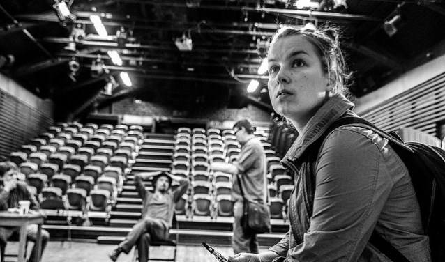 In het Rietveld Theater wordt tijdens de Delftse Vloer Op geïmproviseerd onder leiding van Marjet Roerink