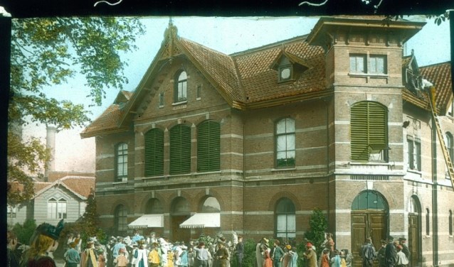 Toverlantaarnplaatje van de winkel in het Agnetapark, ca. 1900 (TMS DSMF 100-1)
