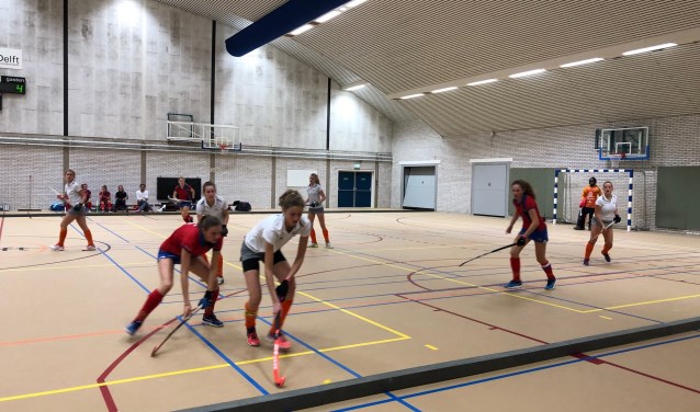 Zaalhockey met de balk als zijlijn.
