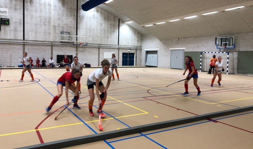 Zaalhockey met de balk als zijlijn.