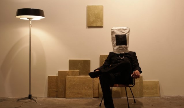 Het werk 'Black on bag' van kunstenaar Joncquil, te zien in Kadmium tijdens Faceto Face