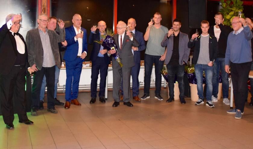 De jubilarissen van DSV Full Speed proosten op een nieuw sportjaar