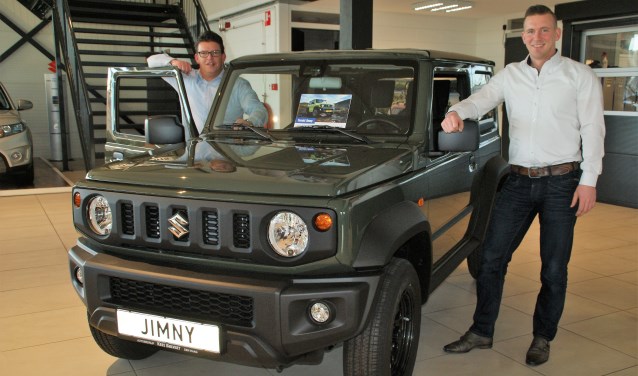 Wouter de Vos (links) en Remco Dam bij de vernieuwde Suzuki Jimny, nu beschikbaar in de showroom!