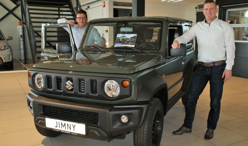 Wouter de Vos (links) en Remco Dam bij de vernieuwde Suzuki Jimny, nu beschikbaar in de showroom!