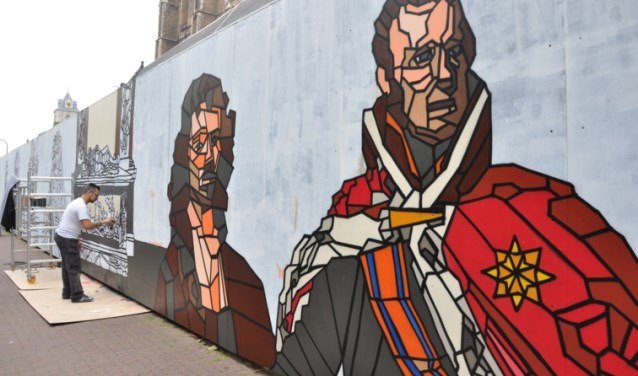 Micha de Bie aan het werk bij de Nieuwe Kerk in Delft