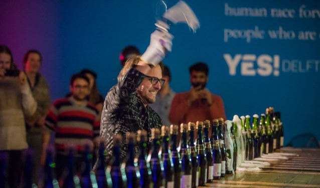Wouter Robers in actie tijdens het sabreren van champagneflessen