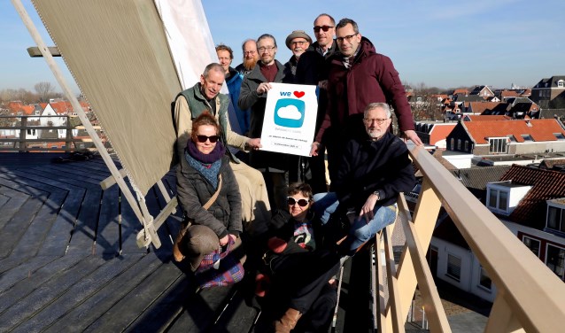 De Luchtwachters Delft verzameld bij het experimentele 'meetstation' Molen de Roos (Koos Bommelé)