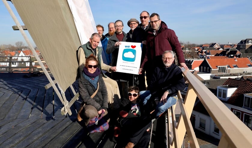 De Luchtwachters Delft verzameld bij het experimentele 'meetstation' Molen de Roos (Koos Bommelé)