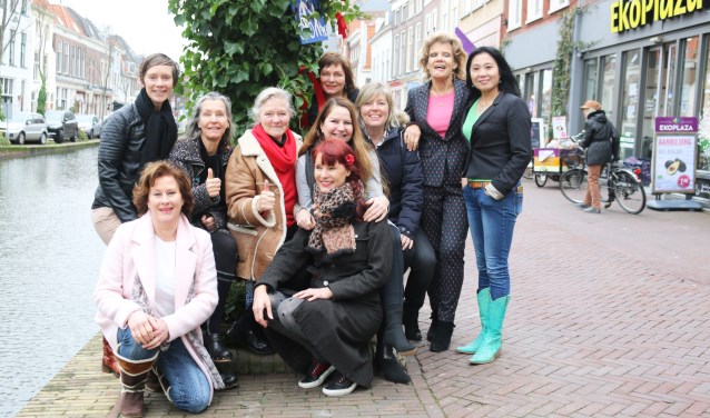 Alle 'juttende' vrouwen die ondernemen aan het Vrouwjuttenland verenigd. In het midden, met rode das, Ria van Dien.