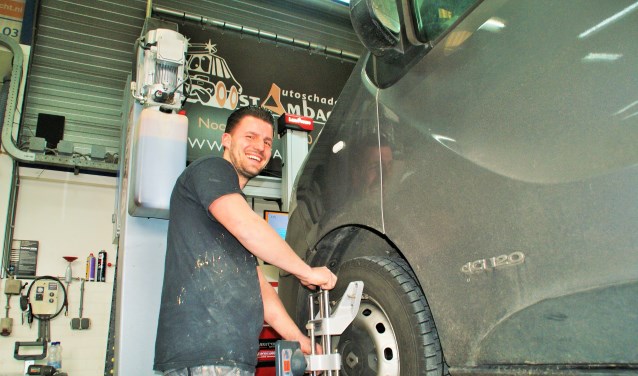Medewerker Mike v/d Ende hanteert de nieuwe apparatuur in de werkplaats.
