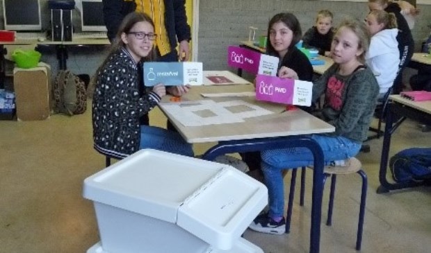 De afvalbakken werden door de basisschool-leerlingen in dankbaarheid aanvaard...