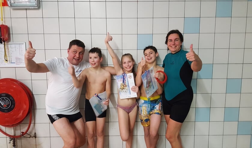 Een aantal van de inmiddels gediplomeerde zwemmers.