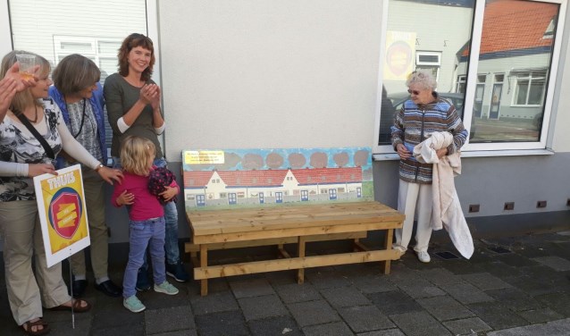 Een strijdbare Lieke van Rossum (links staand naast het bankje), hier tijdens de Burendag in het Heilige Land.