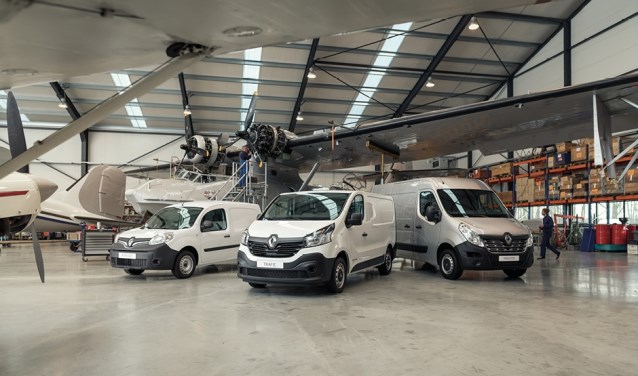 De drie modellen bedrijfswagen van Renault, voor deze
gelegenheid in een hangar.