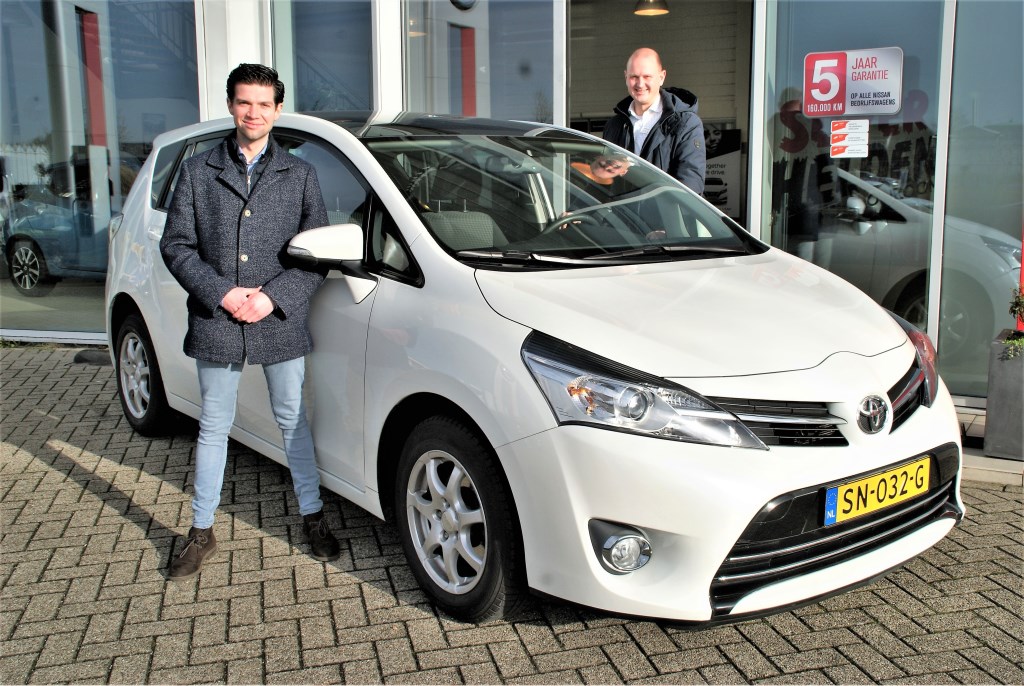 De verkoopadviseurs Lennart Klienbannink (links) en Frans van Wijk.