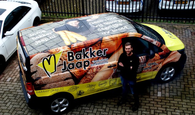 Martin Rietvelt in tweevoud: náást de nieuwe wagen en op het dak ervan.