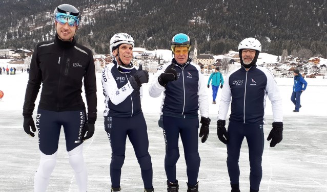 Vlnr: Niels Schouten, Leon van Bohemen, Anne Schouten en Kees Hoek op het ijs van de Weissensee.