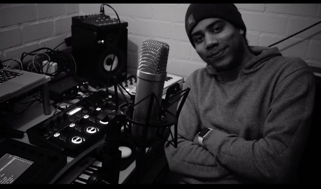 Rapper Okwaro, hier in zijn studio, verzorgt een workshop bij OPEN