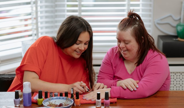 Buddy en ambassadeur samen bij de nagelstylist (Foto: Lyan van Furth, HandicapNL)
