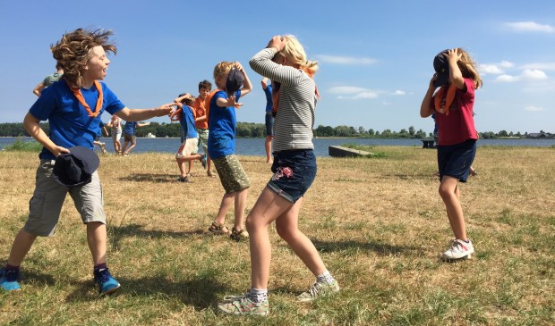 Heerlijk buiten zijn onder toezicht van de enthousiaste Beverleiding van scouting Willem de Zwijger.