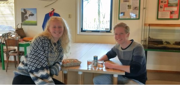 De studenten en de kinderen, gemeenzaam samen bij stadsboerderij BuytenDelft.