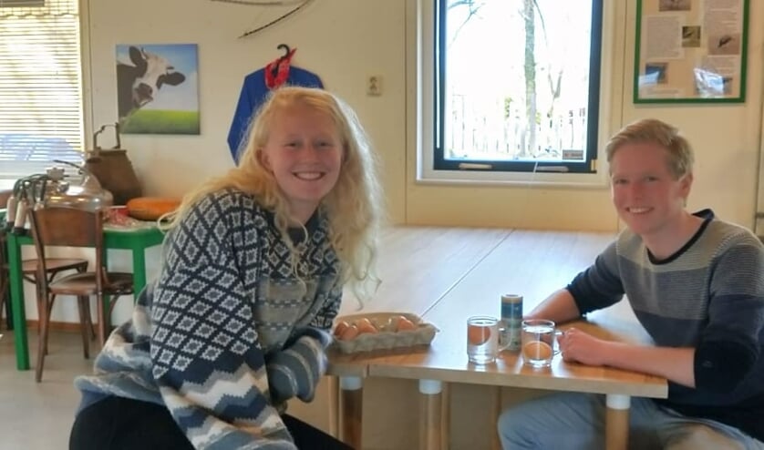De studenten en de kinderen, gemeenzaam samen bij stadsboerderij BuytenDelft.