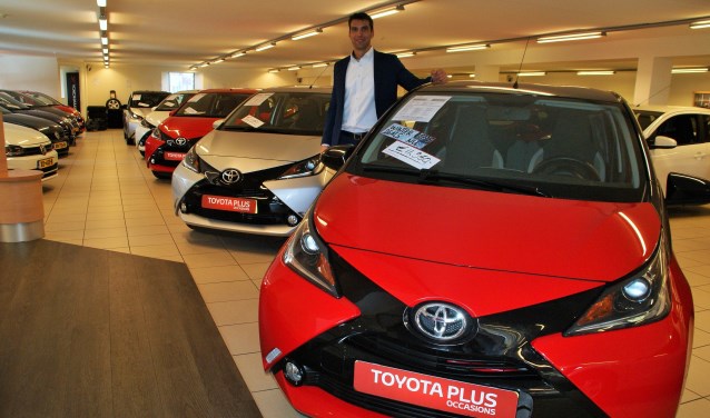 Peter Huizenga bij het grote aanbod occasions in de showroomvan Autobedrijf DIGO.