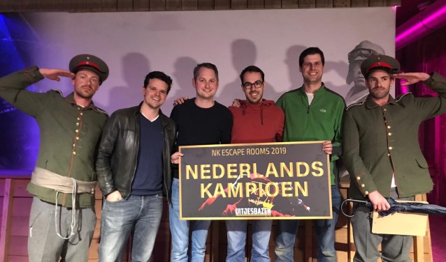 De winnaars van het NK Escaperooms 2019, TJASK, geflankeerd door twee 'soldaten' van het fort