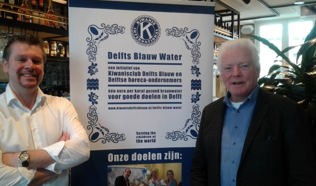 Kruydt manager Dennis Vos (links) en Kiwanis lid Pim Steendam maken reclame voor het Delfts Blauw Water project