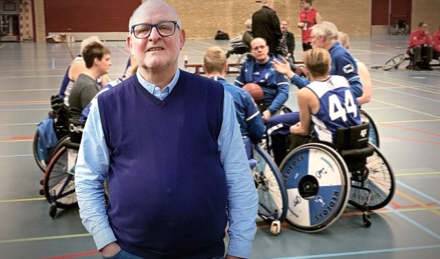 Wim Plomp, voorzitter van REDEOSS bij het rolstoelbasketbal.