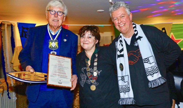 Nachtburgemeester Leo Quack met zijn Kabbelgat-oorkonde, uitgereikt door Prinses Astrid en Grootvorst André (Foto: Koos Bommelé)