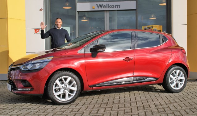 Verkoopadviseur Ismail Aliradja zwaait je uit, maar kom jij gebruik maken van het voordeel van de Renault Clio Uitzwaai Editie bij Autohaag Zeeuw?