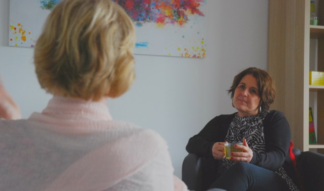Sociaal werker Tanja Moerkerken (rechts) van Delft voor Elkaar gaat regelmatig op huisbezoek.