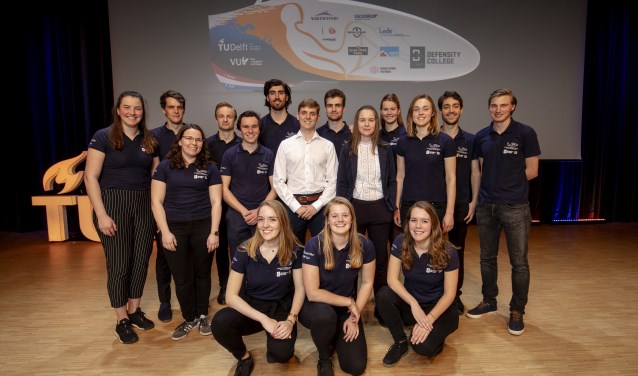 Het Human Power Team met 'Chief' Linda (geheel rechts 2e rij) is klaar om het record te verbreken (Foto: Bas de Meijer)