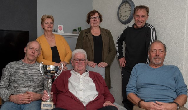 De organisatoren van de Delfia jeugdkampreünie (v.l.n.r. Peter en Tineke Otterspeer, Jaap en Antoinette Pico, Dik van der Mast en Bert Haak) én de Bert Haak wisseltrofee zijn klaar voor 12 april. (foto: Roel van Dorsten)