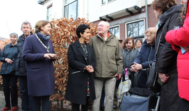 Burgemeester van Bijsterveldt sprak met de familie, waaronder de 90-jarige Reni Linssen-Jeidels. (Foto: EvE)