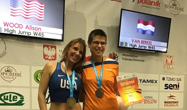 Linda van Berkel (r), na de uitreiking van haar bronzen medaille