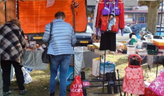 Bij de kramen van de Voorjaarsmarkt Van Foreestplein is er altijd heel wat rond te snuffelen.