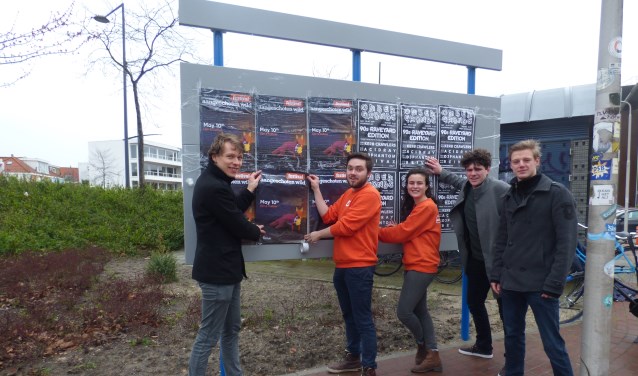 De werkgroep in actie bij één van de nieuwe plakplaatsen. Vlnr: Sybren van der Velde, Daan van der Werf, Effie Leijten, Aron Vink & Tjeu Peeters