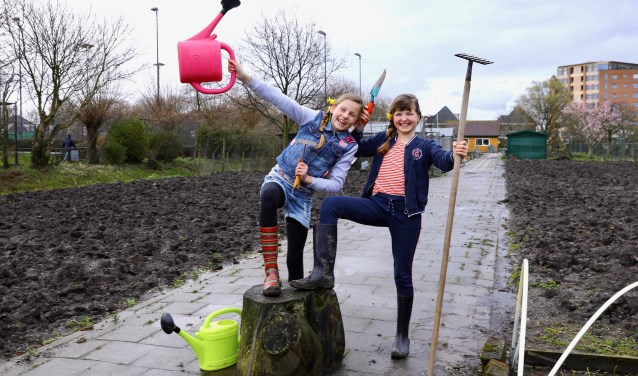 Het plezier spat ervan af bij 'Kindertuiners' Amber en Lotte (Foto: Koos Bommelé)