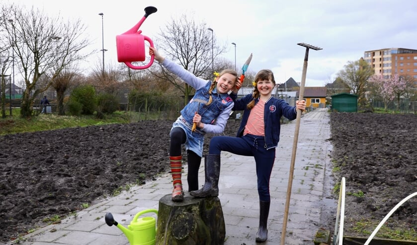 Het plezier spat ervan af bij 'Kindertuiners' Amber en Lotte (Foto: Koos Bommelé)
