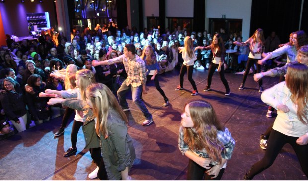 De dansende kids in de zeven wijken.