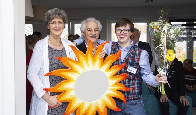 Een bewoner, een ouder en initiatiefnemer Monique Kromhout eendrachtig en vergenoegd met het Delftse Zonnetje.