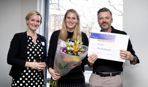 Directie en lesgevend personeel van de Titus Brandsmaschool: in haar nopjes met de donatie van de Rabobank
