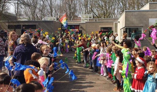 Kinderen vormden een erehaag bij de opening van het MKC in Delft.