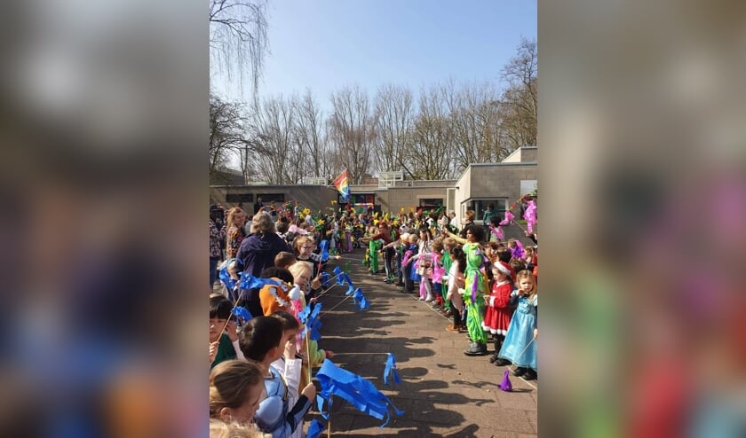 Kinderen vormden een erehaag bij de opening van het MKC in Delft.
