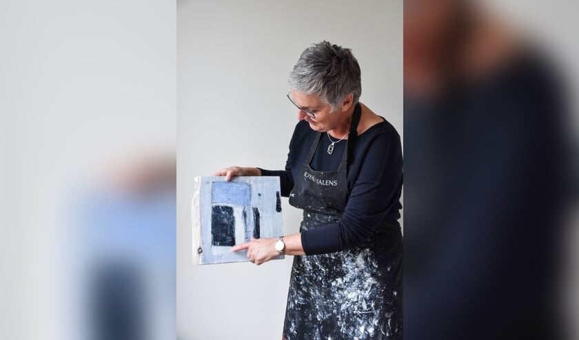 Inge van Aalst showt een van haar werken