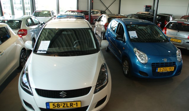 De eerste verdieping van Suzuki Kees Balvert in Ypenburg, vol met occasions van alle merken.