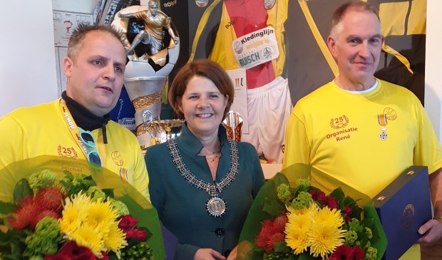 De 'ridders van SEP: Michel (l.) en René met burgemeester Van Bijsterveldt tussen hen in