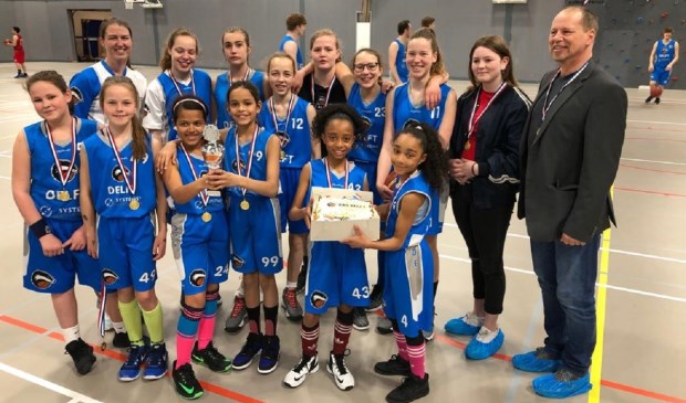 De dames en coaches met de beker en de bijbehorende taart